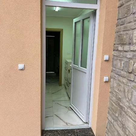 Lena 4 Apartmens 苏博蒂察